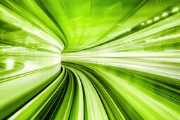 Grüne Lichtstreifen in einem Tunnel – Symbolbild Glasfaser