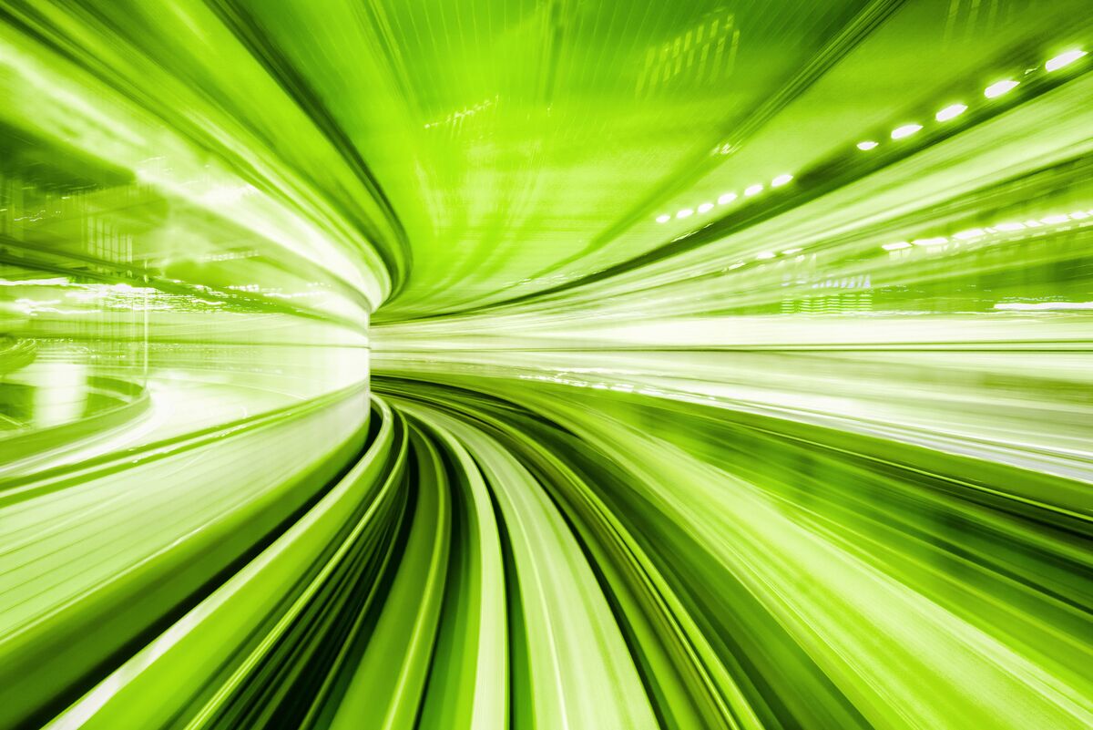 Grüne Lichtstreifen in einem Tunnel – Symbolbild Glasfaser